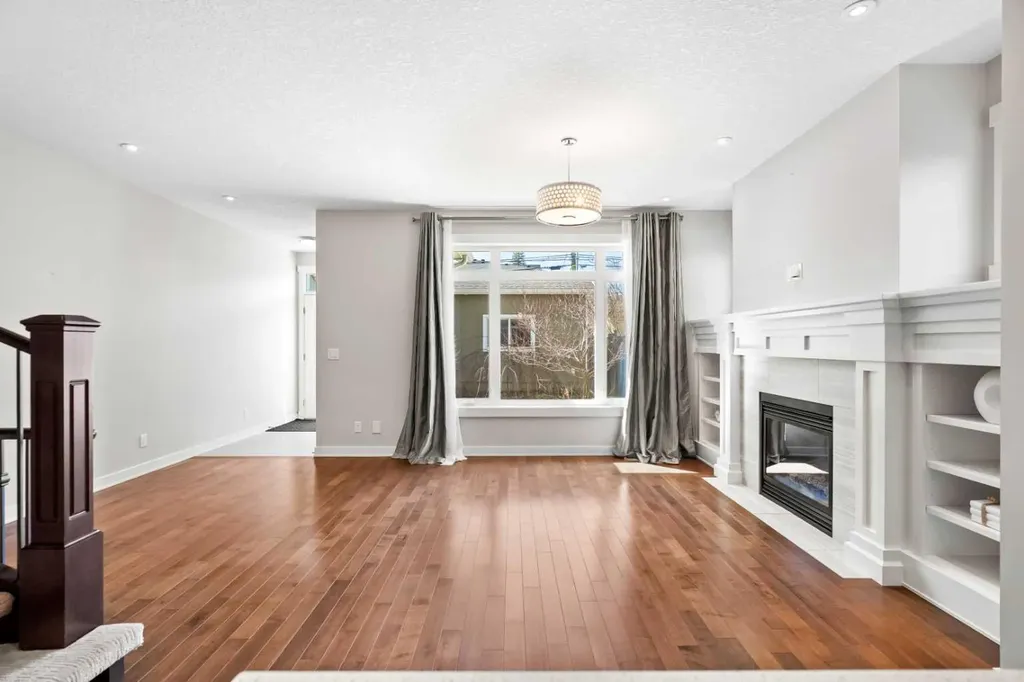 2427 22a Street NW Calgary AB T2M 3X7