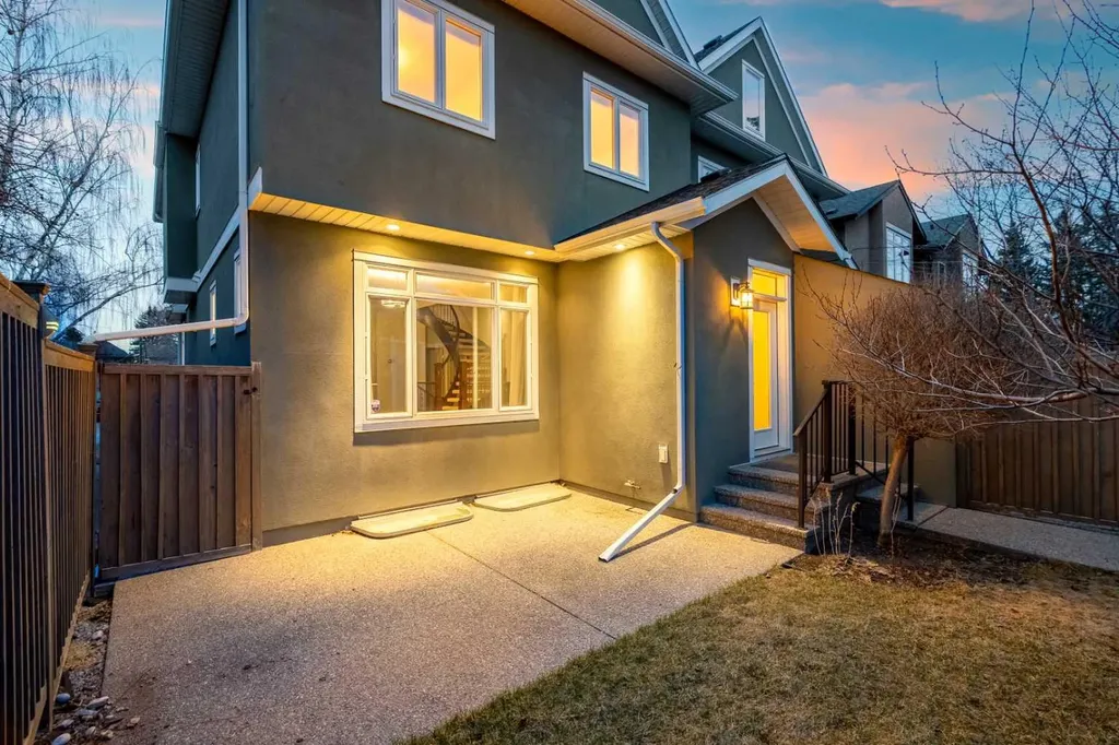 2427 22a Street NW Calgary AB T2M 3X7