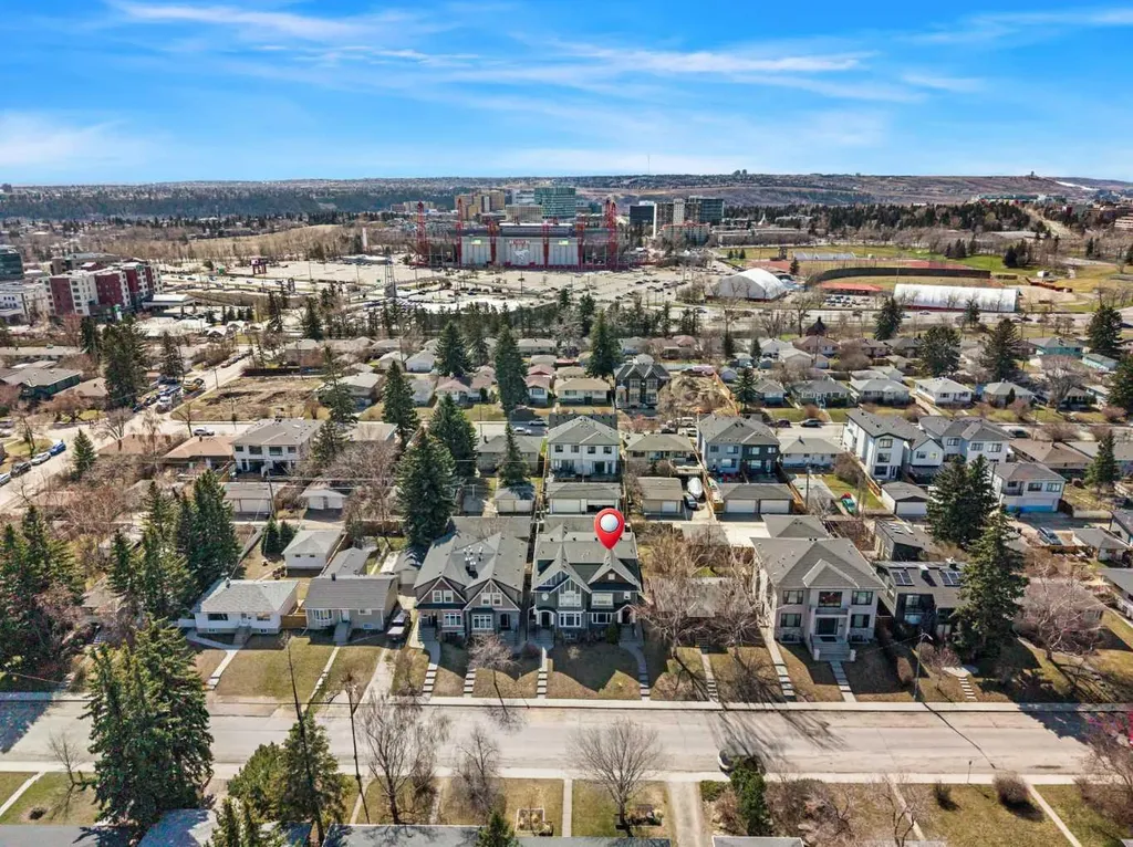 2427 22a Street NW Calgary AB T2M 3X7