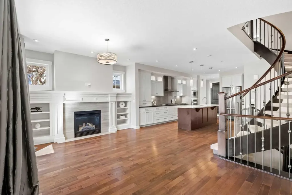 2427 22a Street NW Calgary AB T2M 3X7