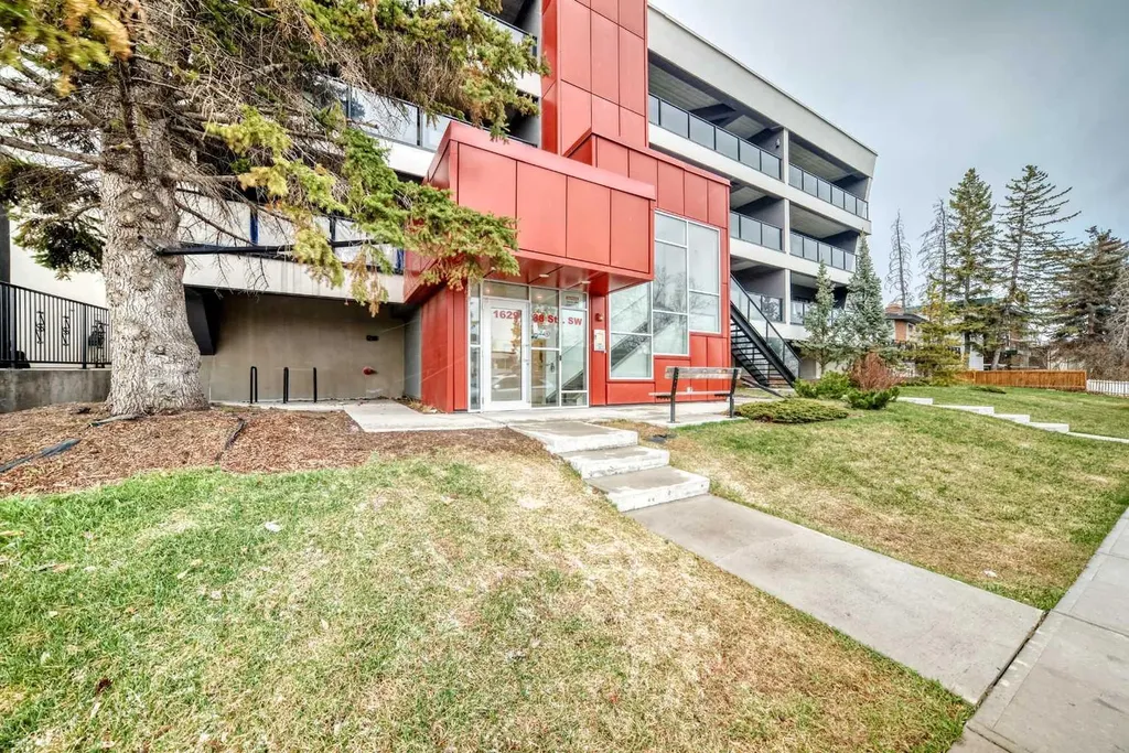 1629 38 Street SW Calgary AB T3C 1T8