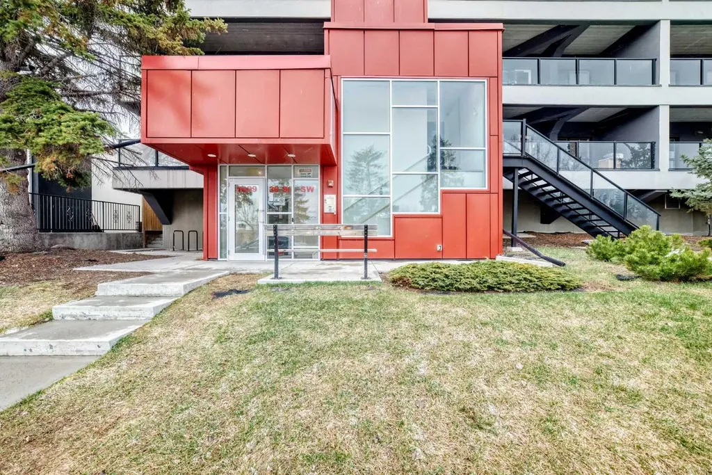 1629 38 Street SW Calgary AB T3C 1T8