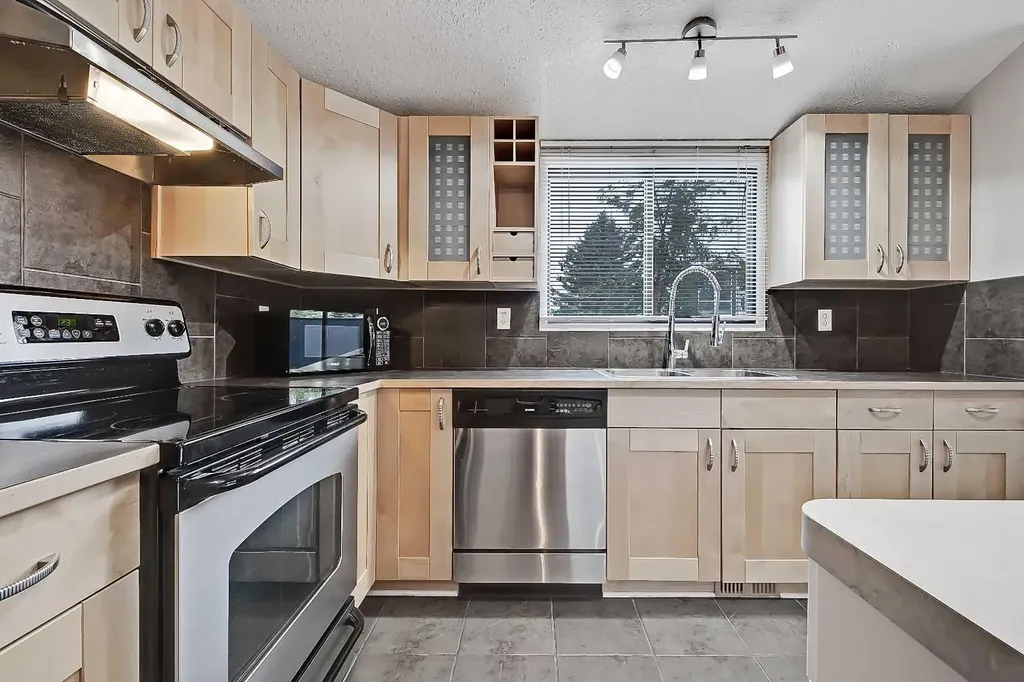 1605 16 Avenue SW Calgary AB T3C 1A2