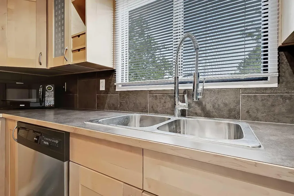 1605 16 Avenue SW Calgary AB T3C 1A2