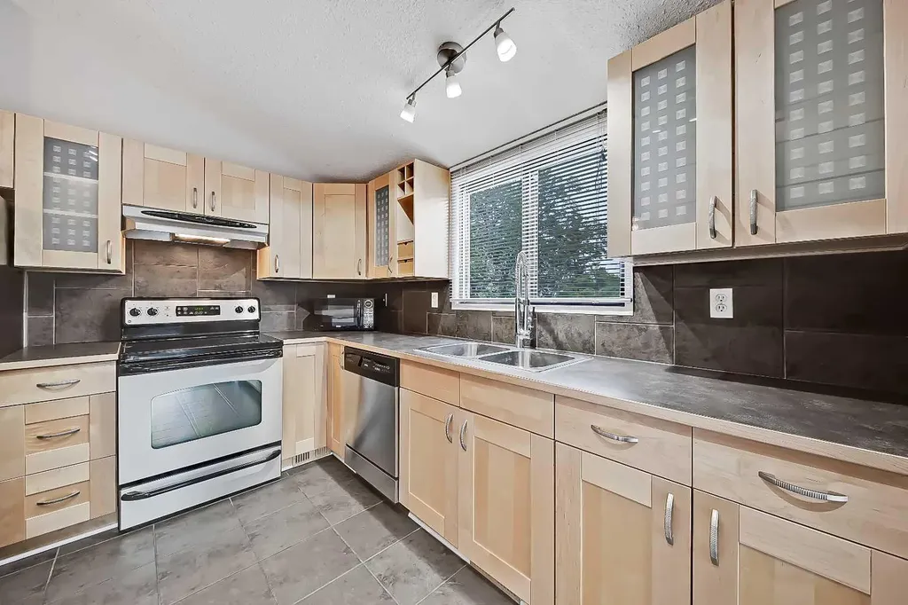 1605 16 Avenue SW Calgary AB T3C 1A2