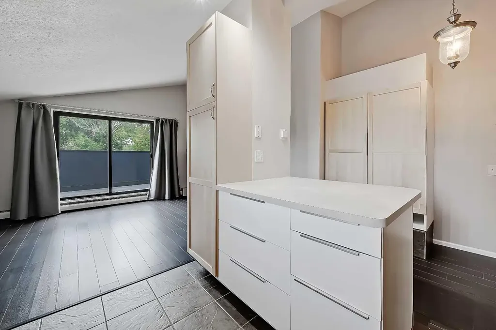 1605 16 Avenue SW Calgary AB T3C 1A2