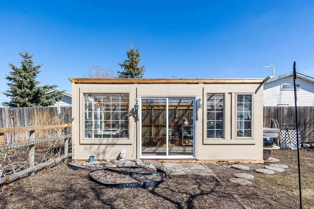 228 Railway Avenue Mossleigh AB T0L1P0