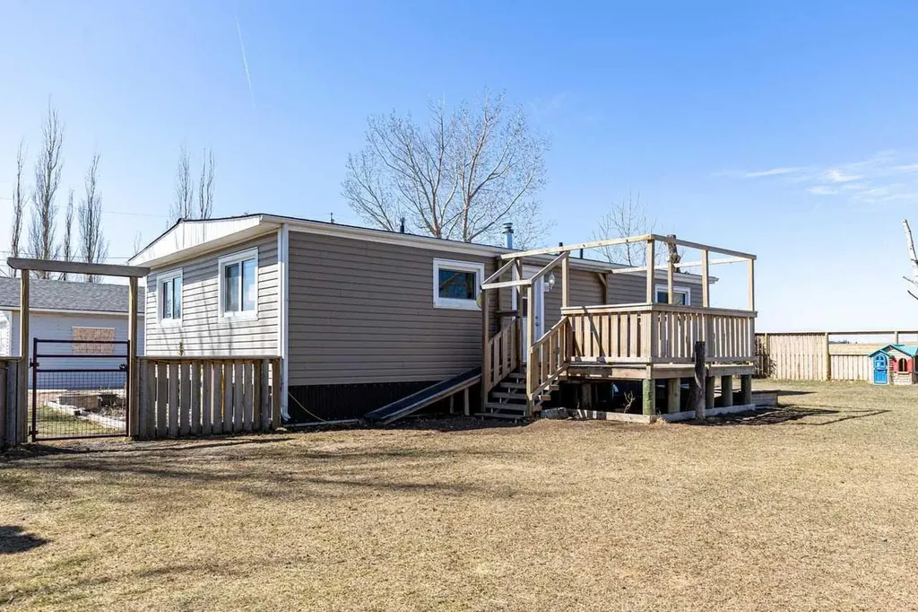 228 Railway Avenue Mossleigh AB T0L1P0