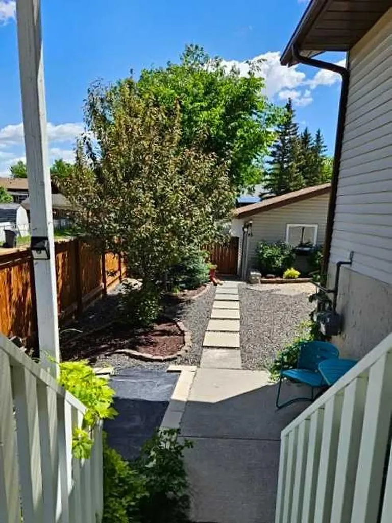 1004 13 Street SE High River AB T1V 1L4