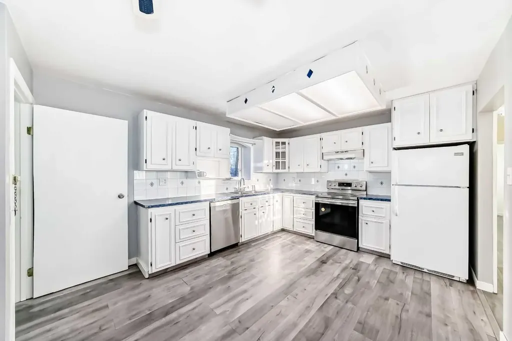 1511 43 Street SE Calgary AB T2A 1M3