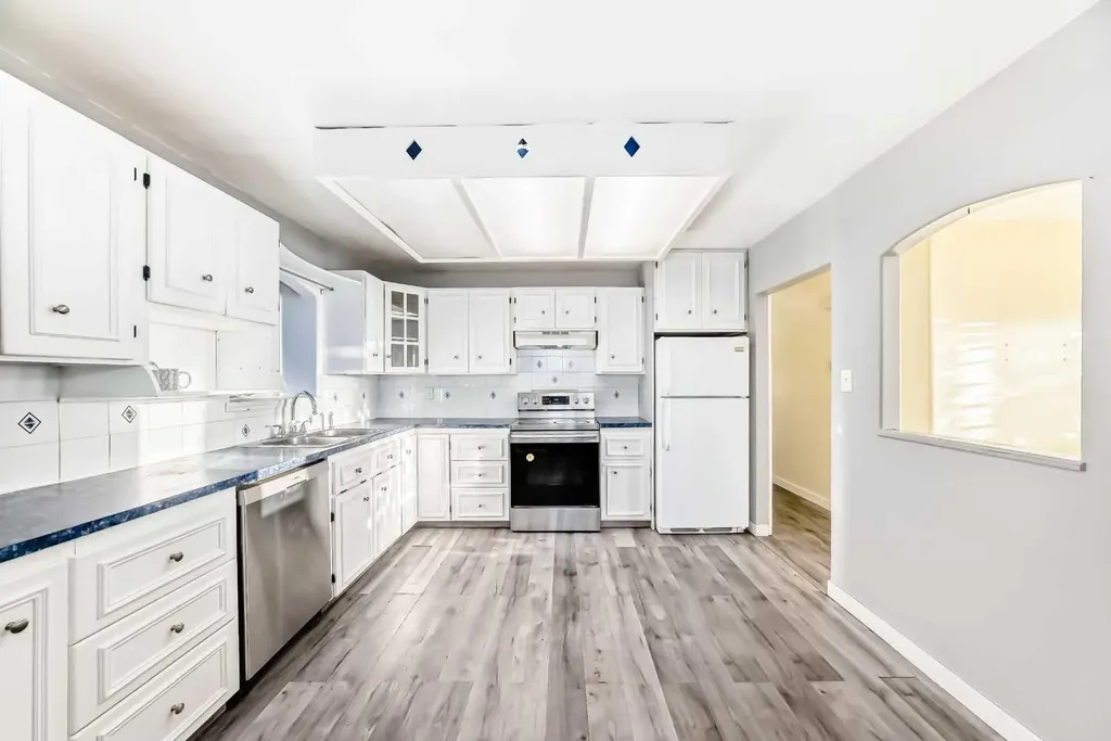 1511 43 Street SE Calgary AB T2A 1M3