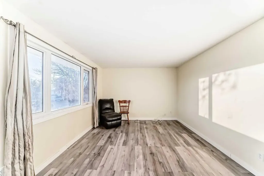 1511 43 Street SE Calgary AB T2A 1M3