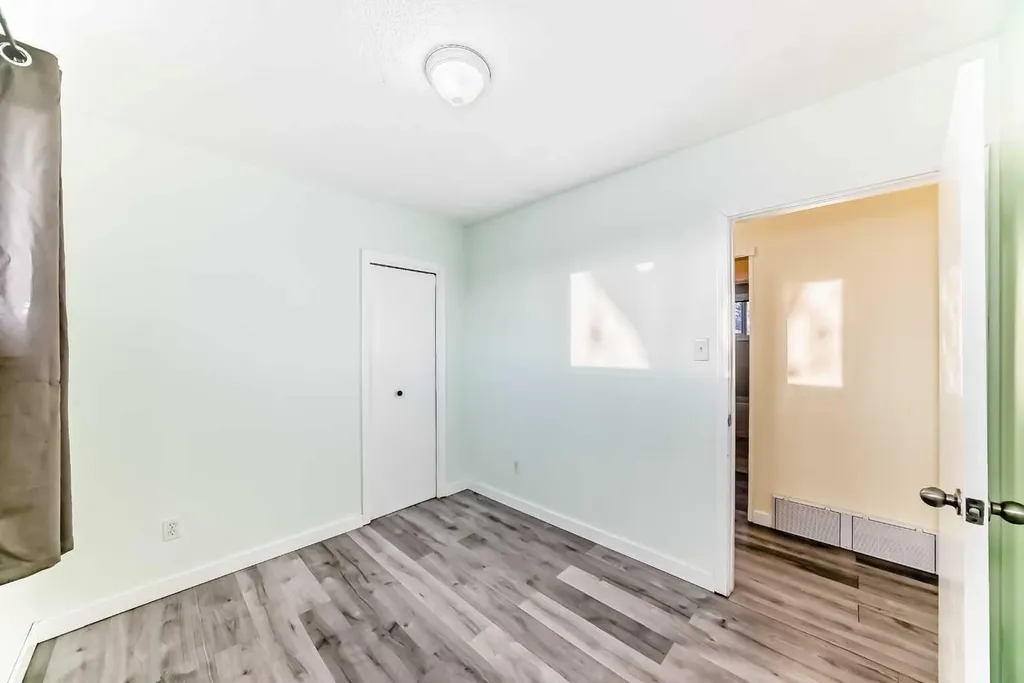 1511 43 Street SE Calgary AB T2A 1M3