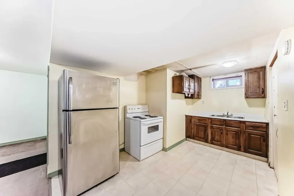 1511 43 Street SE Calgary AB T2A 1M3