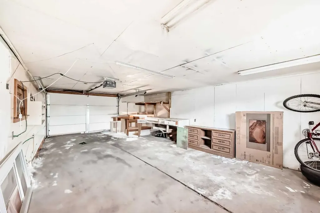 1511 43 Street SE Calgary AB T2A 1M3