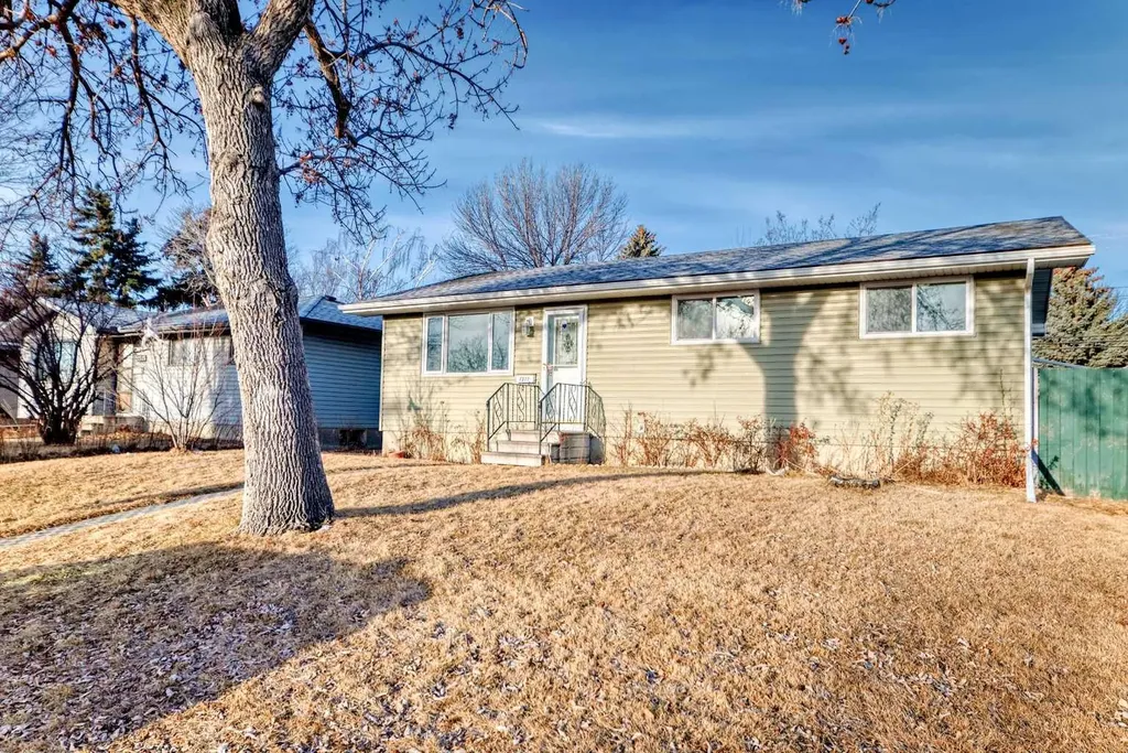 1511 43 Street SE Calgary AB T2A 1M3