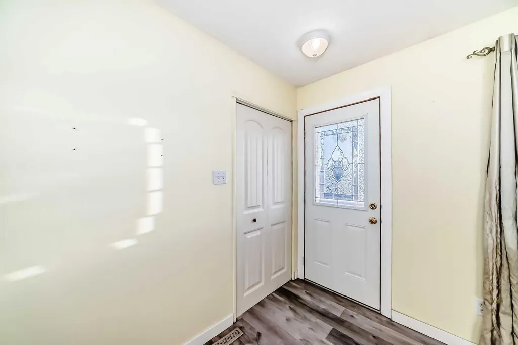 1511 43 Street SE Calgary AB T2A 1M3