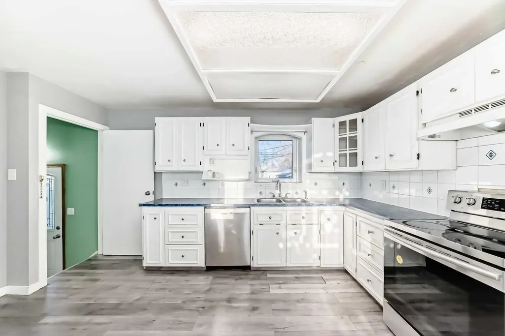 1511 43 Street SE Calgary AB T2A 1M3