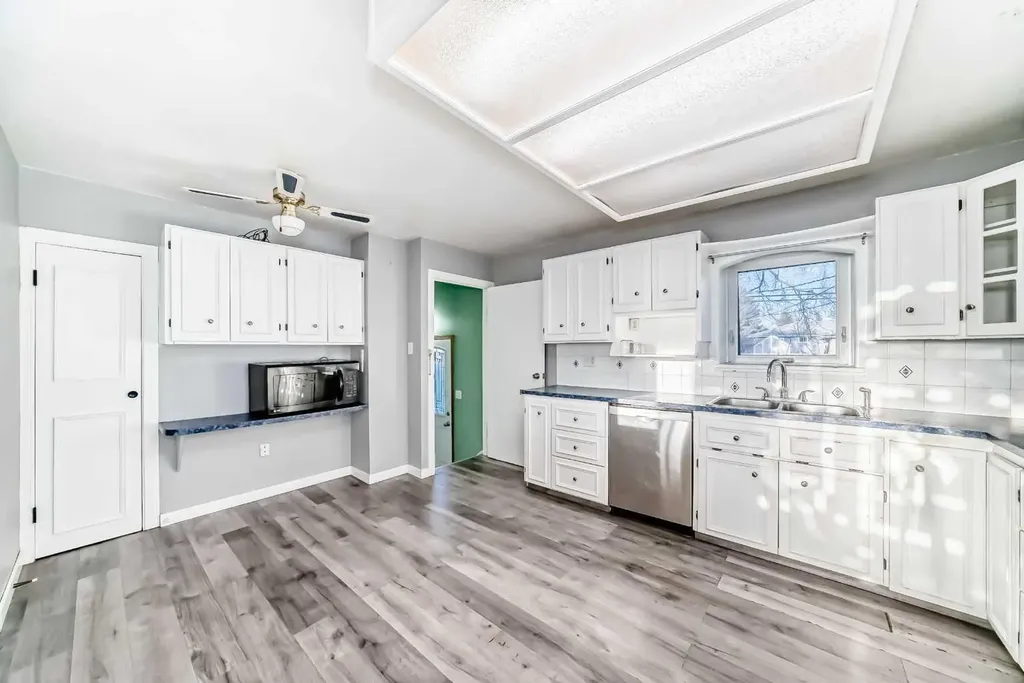 1511 43 Street SE Calgary AB T2A 1M3