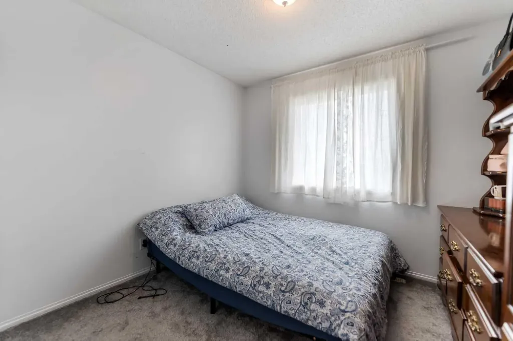50 Taravista Gardens NE Calgary AB T3J 4K9