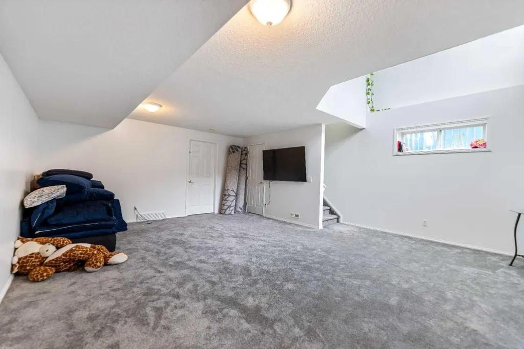 50 Taravista Gardens NE Calgary AB T3J 4K9