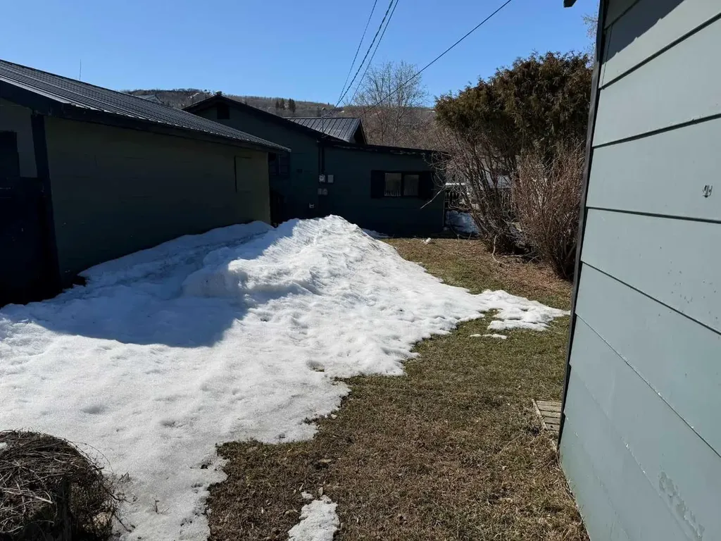 10721 92 Street Peace River AB T8S 1P4