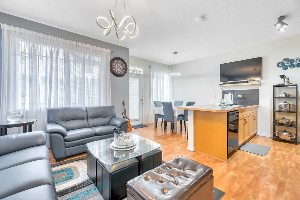 49 Everridge Gardens SW Calgary AB t2y0g8