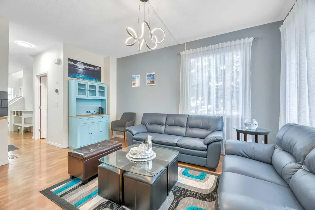 49 Everridge Gardens SW Calgary AB t2y0g8