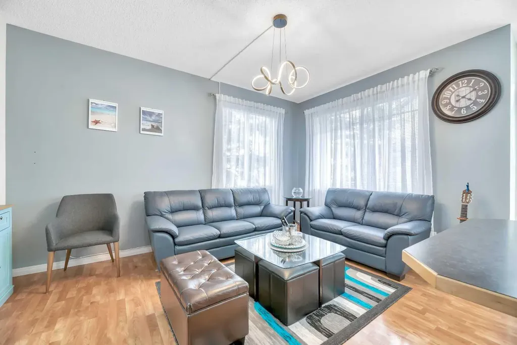 49 Everridge Gardens SW Calgary AB t2y0g8