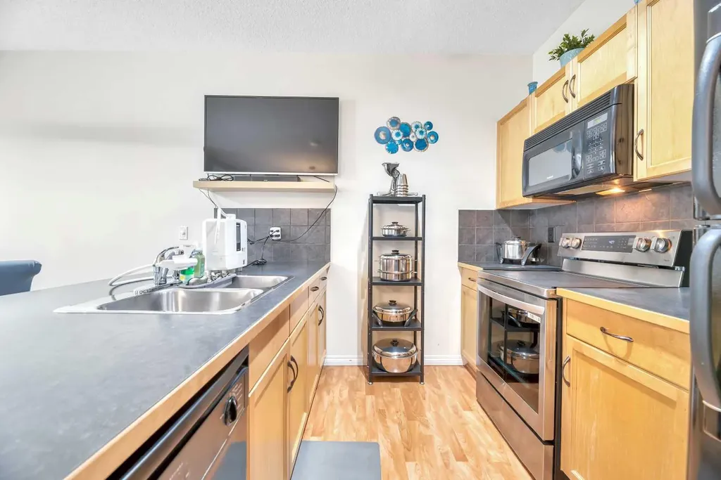 49 Everridge Gardens SW Calgary AB t2y0g8
