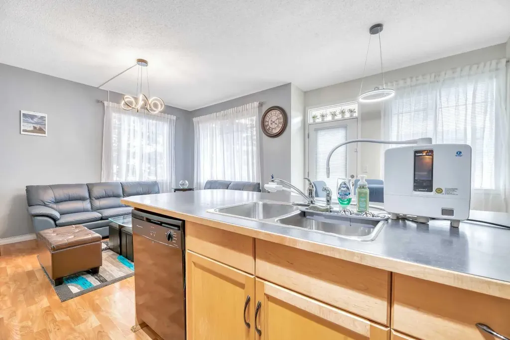 49 Everridge Gardens SW Calgary AB t2y0g8