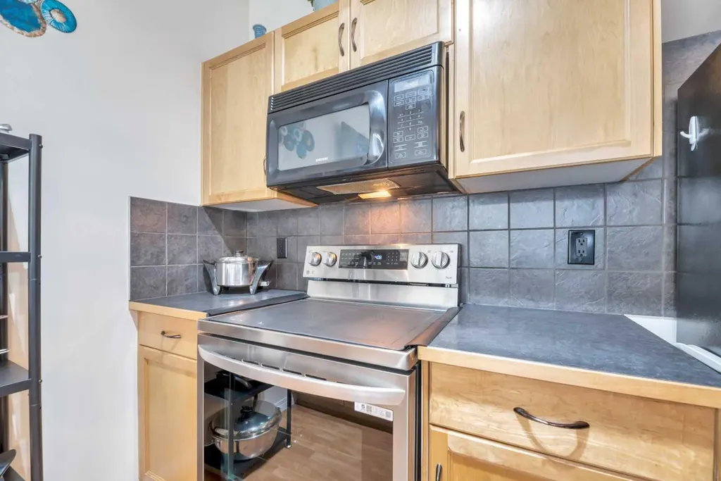 49 Everridge Gardens SW Calgary AB t2y0g8