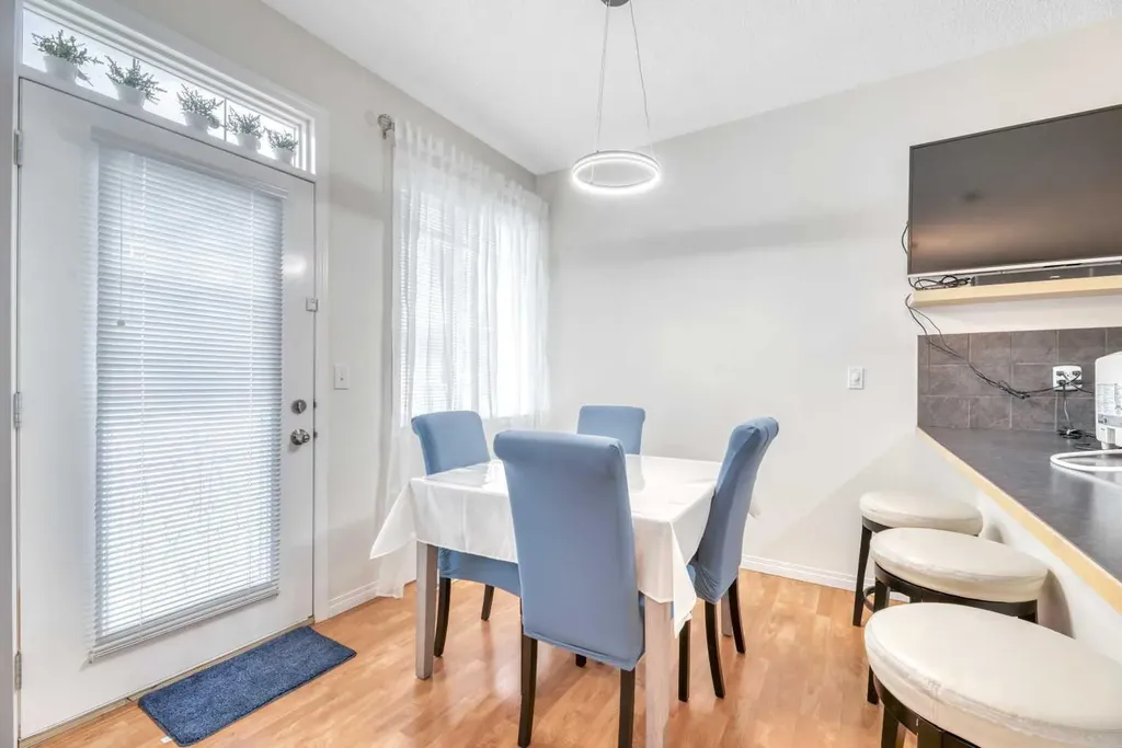 49 Everridge Gardens SW Calgary AB t2y0g8