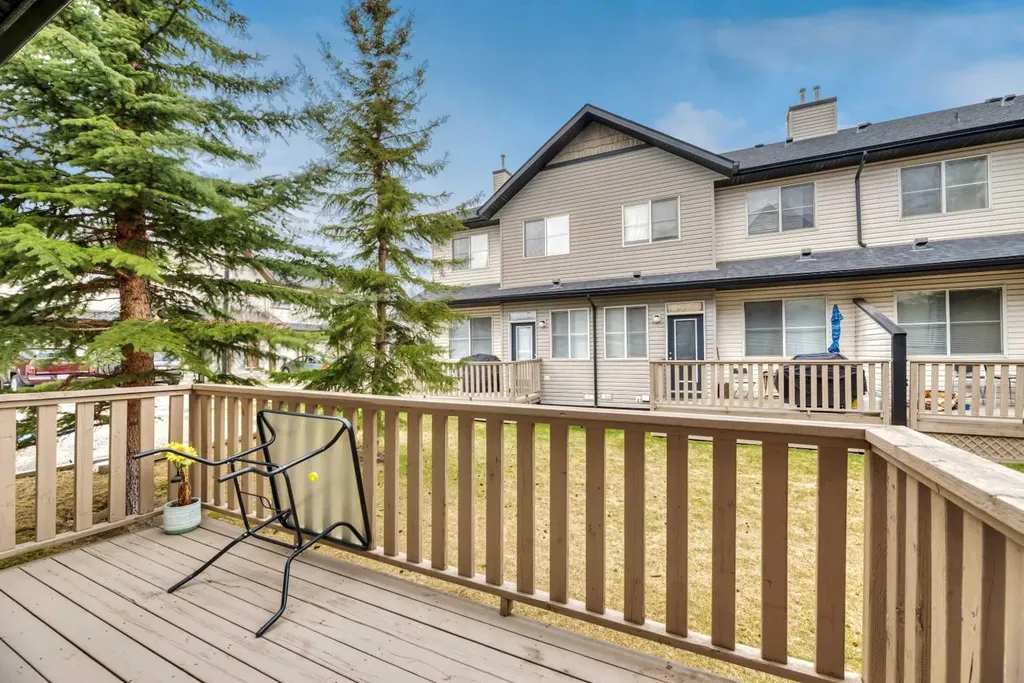 49 Everridge Gardens SW Calgary AB t2y0g8