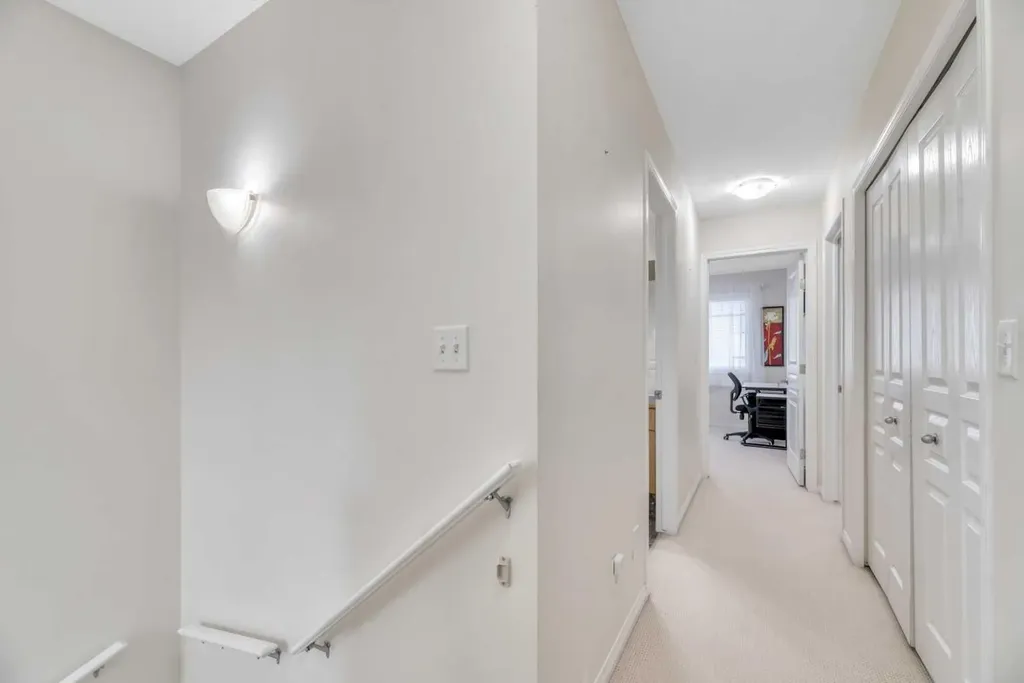 49 Everridge Gardens SW Calgary AB t2y0g8