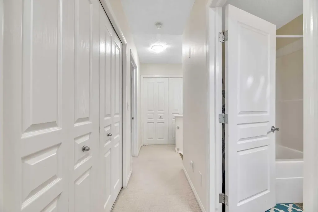 49 Everridge Gardens SW Calgary AB t2y0g8