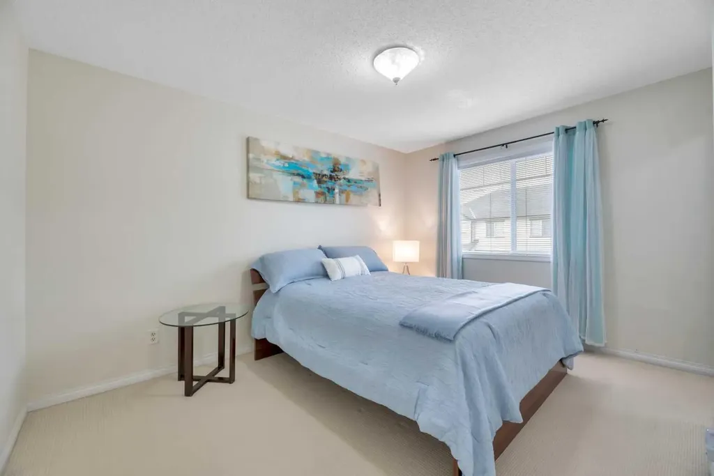 49 Everridge Gardens SW Calgary AB t2y0g8