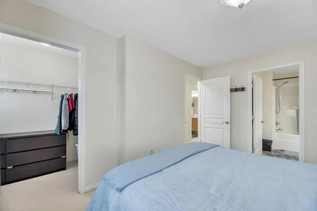 49 Everridge Gardens SW Calgary AB t2y0g8