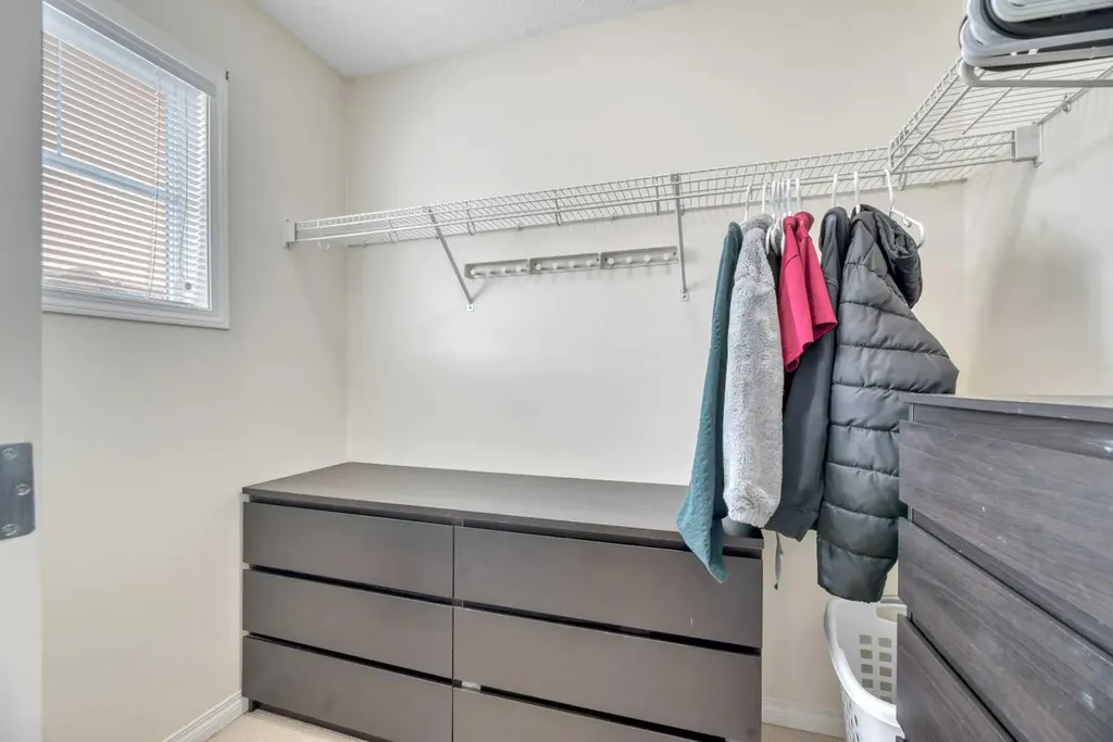 49 Everridge Gardens SW Calgary AB t2y0g8