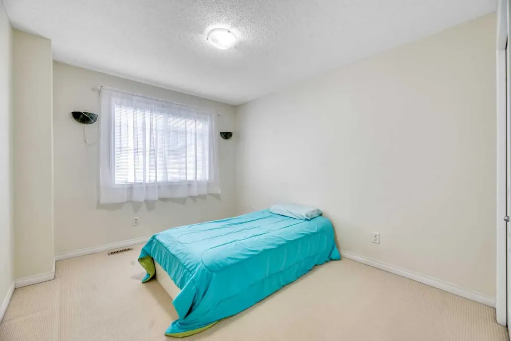 49 Everridge Gardens SW Calgary AB t2y0g8