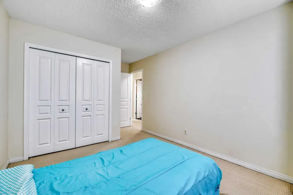 49 Everridge Gardens SW Calgary AB t2y0g8