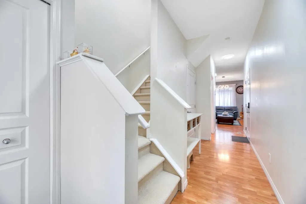 49 Everridge Gardens SW Calgary AB t2y0g8