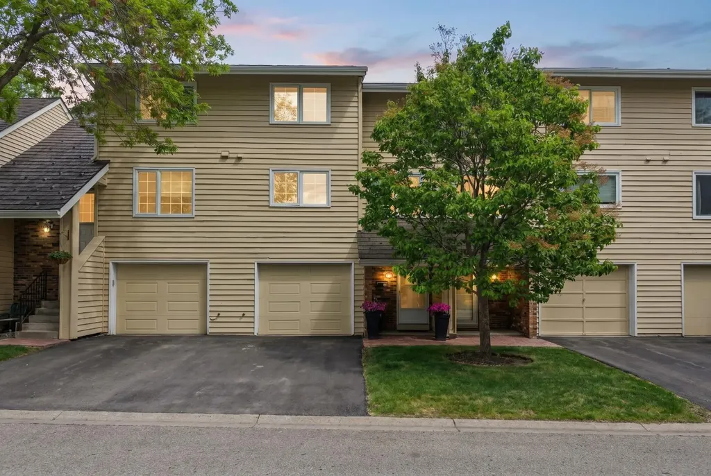 322 Point Mckay Gardens NW Calgary AB T3B 5B7