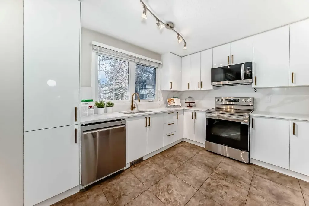 322 Point Mckay Gardens NW Calgary AB T3B 5B7
