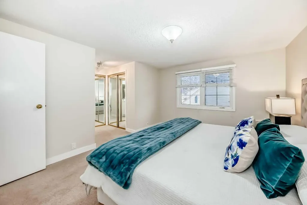 322 Point Mckay Gardens NW Calgary AB T3B 5B7
