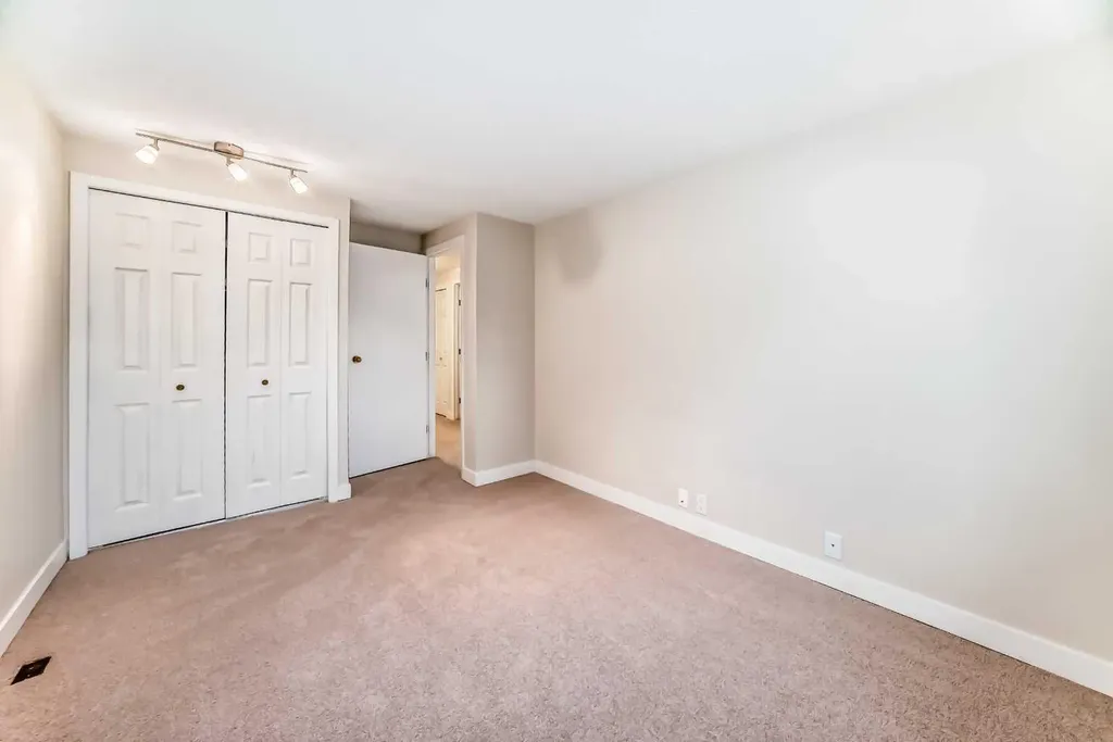 322 Point Mckay Gardens NW Calgary AB T3B 5B7