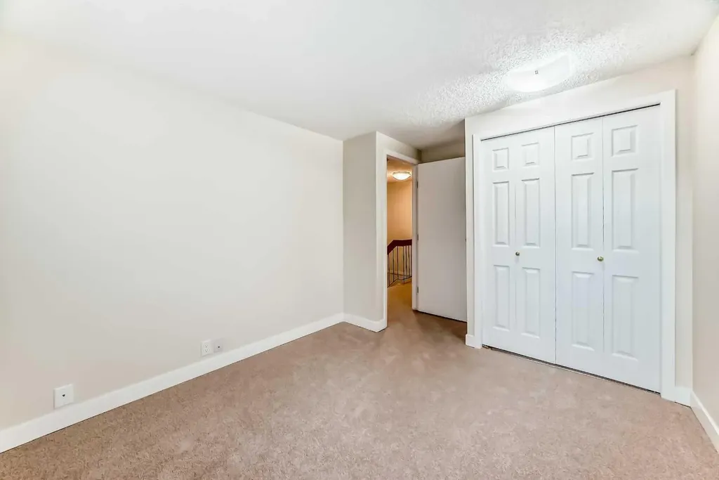 322 Point Mckay Gardens NW Calgary AB T3B 5B7