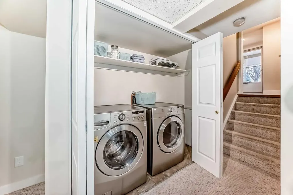 322 Point Mckay Gardens NW Calgary AB T3B 5B7