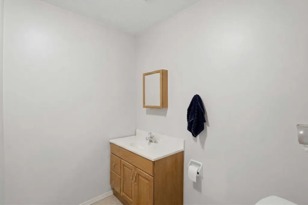 6333/6335 24 Avenue NE Calgary AB T1Y2C5