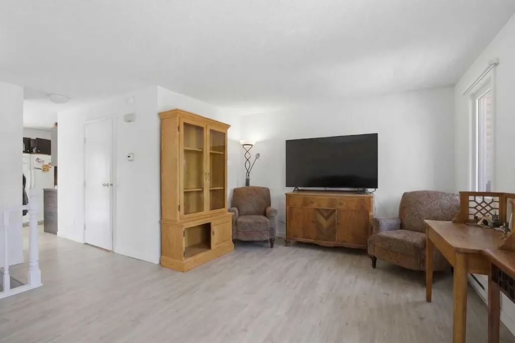 6333/6335 24 Avenue NE Calgary AB T1Y2C5